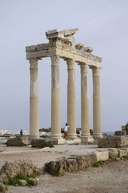 阿波羅神殿 (The Temple of Apollo) 位在希德 (Side) 的海岸邊，穿過商店區、餐廳區，即可在岸邊見到，無須門票，目前只剩下幾根柱子比較顯著。這個神殿有點像我們的媽祖廟，都是祈求風調雨順、出海平安的。