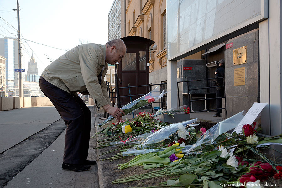 Взяли 45 гвоздик. Цветы у посольства США 11 сентября. Русские несут цветы к посольству Турции. Пеле россияне несут цветы к посольству. В Германии люди несут цветы к танку.