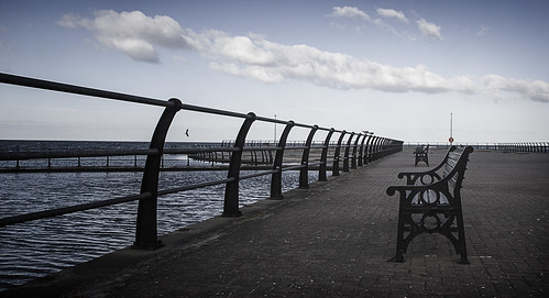 bench perspective seafront leadinglines
