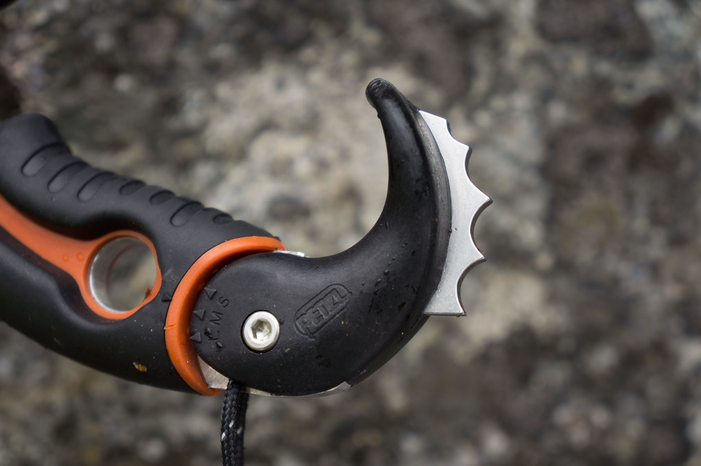Petzl Nomic | Serrated Blade on the Grip Rest