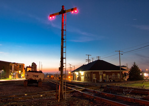 csx csxt madison railroad train trains rails tilting target signal bo baltimore ohio indiana railway north vernon in station sunrise