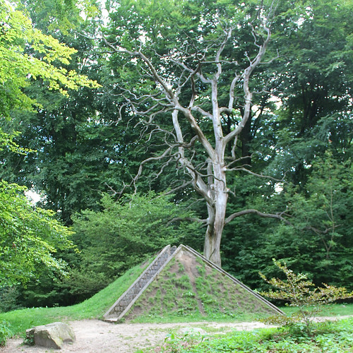 pyramid gunillabandolin art artwork konst konstverk wanås wanas scania skåne sweden sverige squarish square park forest trees