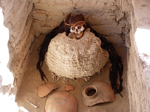 Foto de una de las momias del cementerio de Chauchilla (Perú)