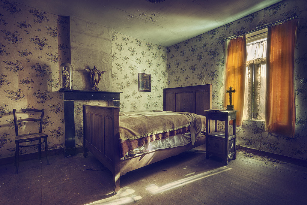 catholic bedroom | benjamin wiessner | flickr