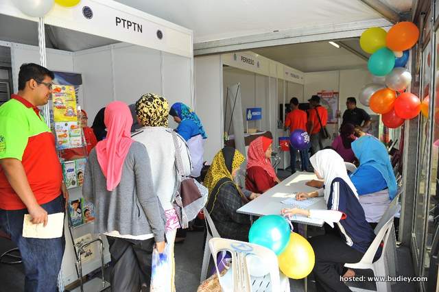 One Stop Center Menyediakan Pelbagai Perkhidmatan Dari Pos Malaysia, Perkeso, Ptptn &Amp; Kpdnkk
