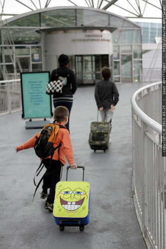 unaccompanied minors, accompanied by their mom, heading into the pdx portland international air terminal    MG 3656