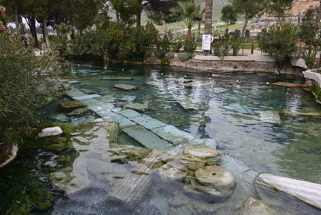 棉花堡與山頂的希拉波利斯古城 (Hierapolis) 共同為世界遺產，古城中某個區域被闢為餐廳及溫泉區，號稱 Antique Pool，大眾池，需著泳衣，票價 7.5 TL。