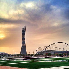 گل مآ قَلبي تسلّق عآليَ آلهمّه ( سقَط ) ! و گل مآ ونّست روحيَ ب / ( آلأمَل ) ضآق آلمصير ! #aspire #sky #clouds #doha #qatar #sunset #badmood #بوح