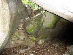 Chaos de blocs de l'Oriu de Santa Lucia : abris-grottes divers aux alentours de l'oriu