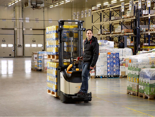 Two pallets at once: the ETi 4000 stacker used for double pallet transporting