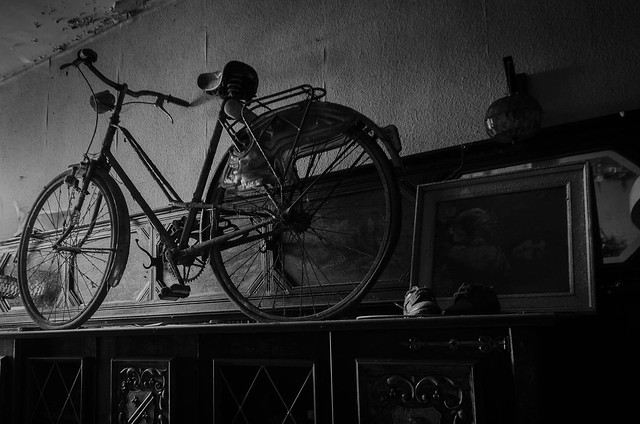 Verlaten oude huisjes - Riding a bike on the cabinet
