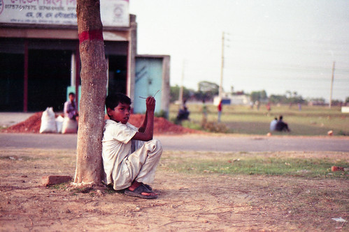 street film children nikon child candid dhaka nikkor bangladesh nikonf6 af50mmf18d fujicolorc200 dhakadivision aftabnagar epsonv330 sheikhshahriarahmed