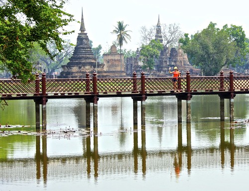 bridge in front of Wat Mahathat