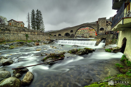de day medieval rainy pont catalunya xii nou pirineus ter vall camprodon segle ripollès