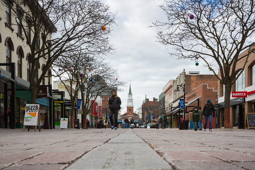 street travel trees decorations vacation sky usa holiday church clouds burlington buildings vermont cityscape wideangle pizza busy shops stores lowpov canoneos7d canonef2470mmf28lisiiusm