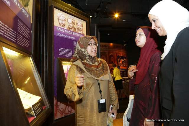 Rafidah, Marketing Director Of Petrosains, Explaining To Ambassador Of Algeria About The Exhibits