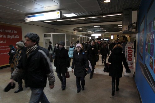 Passageway between the line M1 and M2 platforms at Piaţa Victoriei station