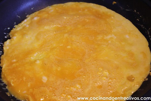 Rollitos de tortilla, jamon y queso www.cocinandoentreolivos (7)