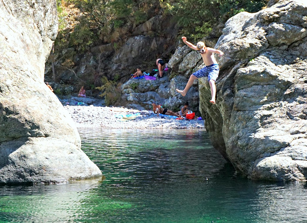 Hyppy kalliolta veteen