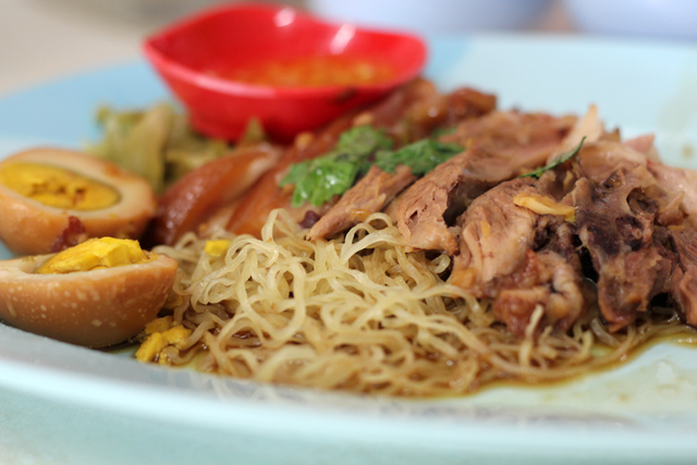 Pork with Egg Noodles - Ba Mee Haeng Kaa Moo (บะหมี่แห้งขาหมู)