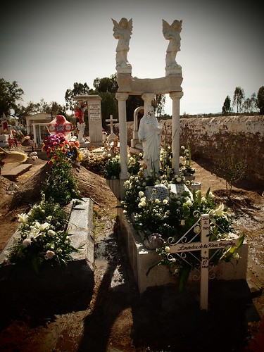 flowers white flores flower cemetery mexico afternoon cross tomb tumba dirt angels adobe crucifix panteon restingplace tombs arrangements sanpedropiedragorda