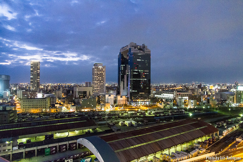 Vistas del Umeda Sky Building desde la renovada estaci&oacute;n de JR Osaka.