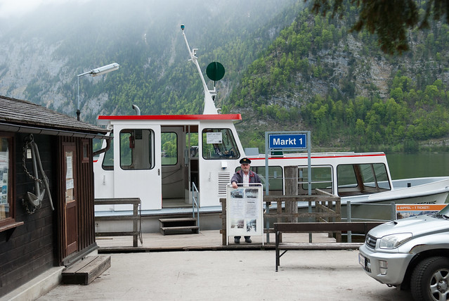 火車站在湖的對岸，船班和火車班次都是搭配好的，每人 2.4 EUR.