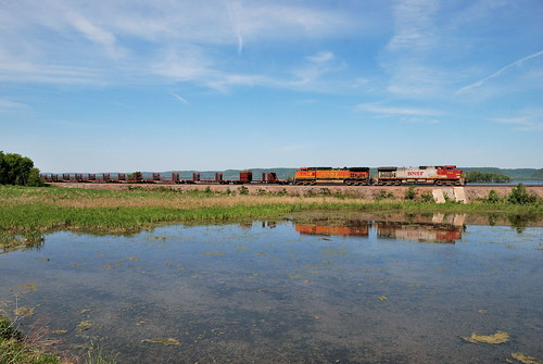 wisconsin trains mississippiriver bnsf railroads burlingtonnorthernsantafe