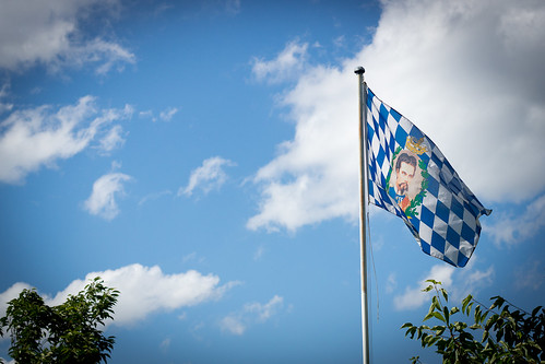 blue sky bayern bavaria sony 14 sigma 50 blauerhimmel flagge augsburg a77 königludwig