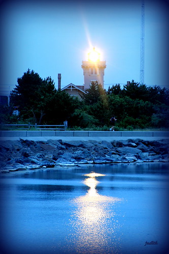 light lighthouse reflection water newjersey wildwood beacon herefordinletlighthouse