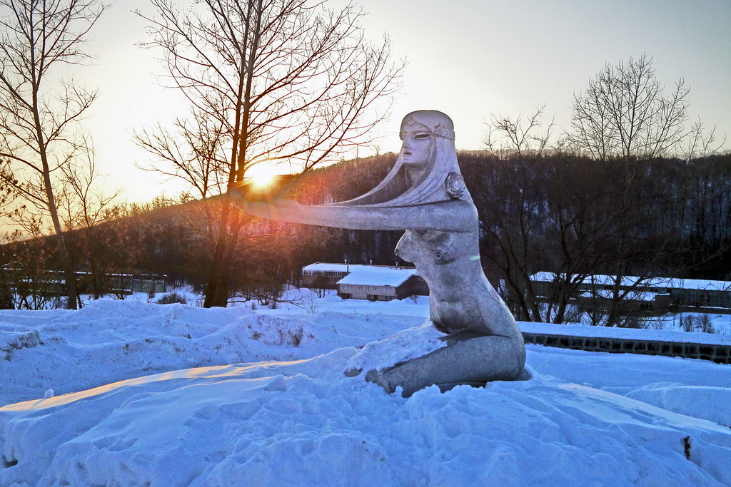 Tsaghkadzor, Sculpture Which gives the sun, 2012.02.21 (02)