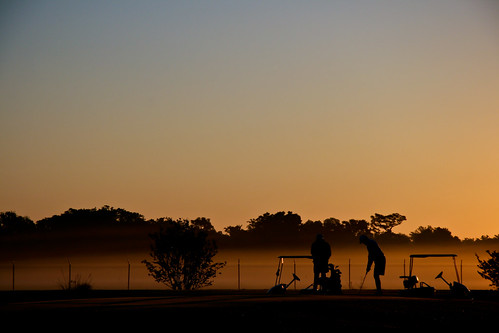 morning misty fog sunrise golf day florida silhouettes swing golfing golfcourse posture kissimmee golfers goldenhour puttinggreen golfcarts teetime kissimmeegolfclub