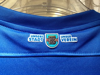 "Unsere Stadt - unser Verein" - das Wappen der Stadt Bochum auf dem neuen Heimtrikot des VfL Bochum