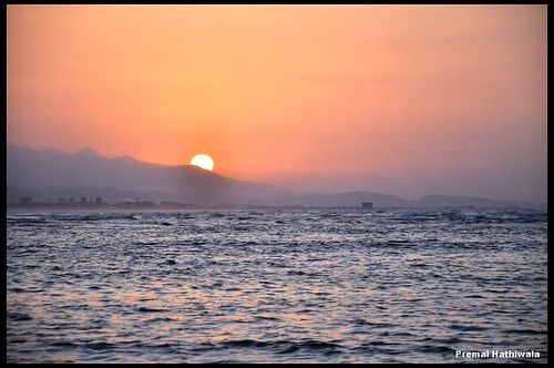 pink sunset sea orange sun black water yellow set grey evening nikon hill wave arabian oman muscat f63 d90 premal 1640 hathiwala qurum 1102041219