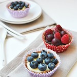 No bake tartelettes with chocolate and fruit