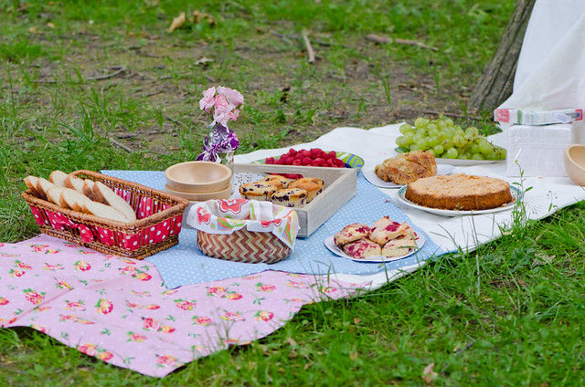 Пикник в каком году основана. Сервировка стола на пикнике с шашлыком. Меню на пикник на природе. Пикник день рождения на природе. Детский пикник на природе меню.
