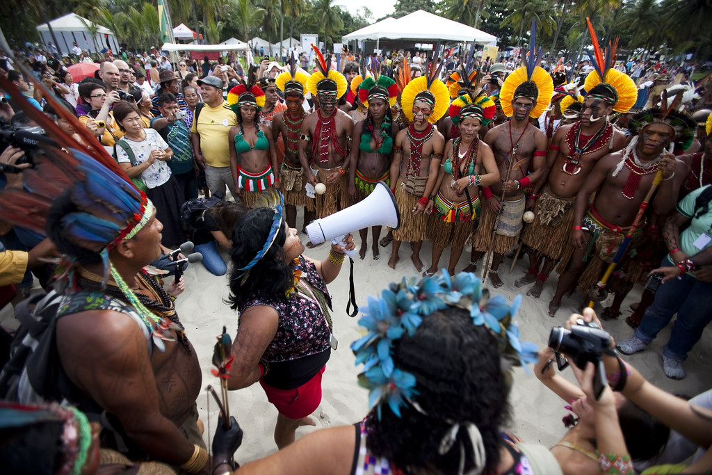亞馬遜原住民群情激憤，在2012世界永續發展高峰會期間向巴西政府嗆聲。©Caroline Bennett  via Amazon Watch