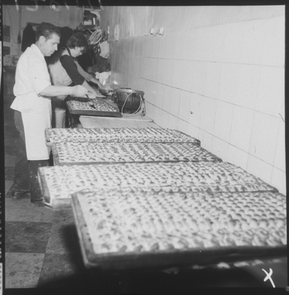 Fabricación artesanal de mazapán en Toledo en los años 50 en la fábrica de José Barroso. Fotografía de Cristóbal Portillo © Archivo Regional de la Comunidad de Madrid, fondo fotográfico