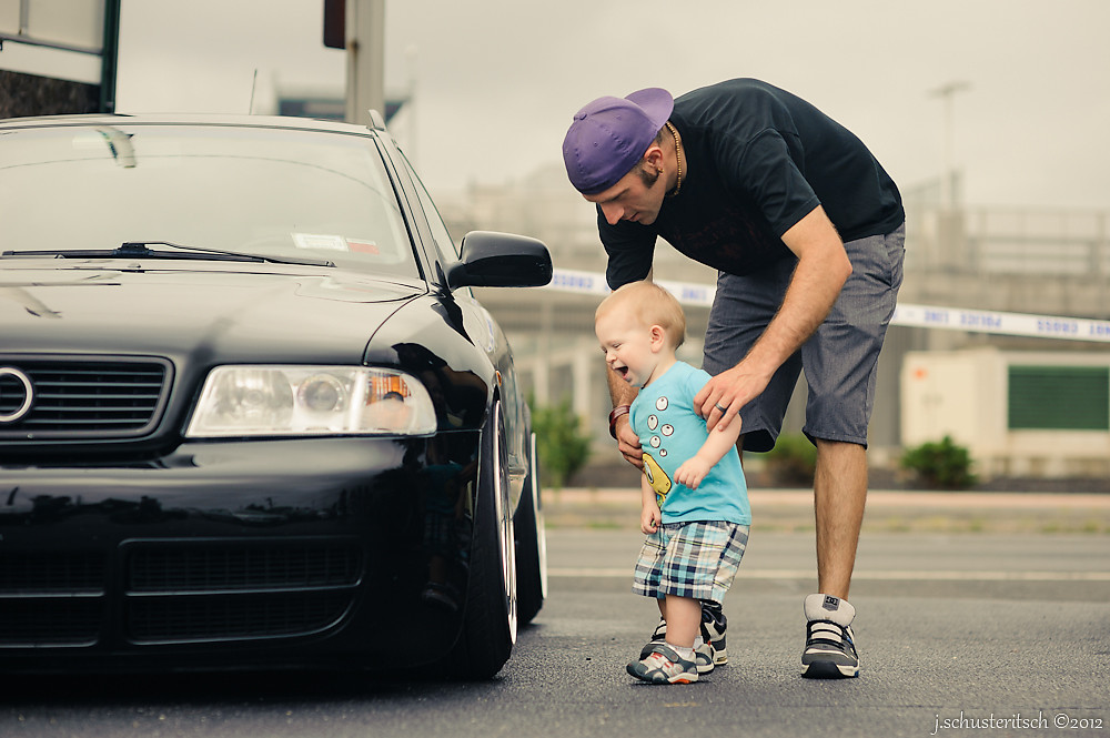 Узнал что будет папой. Машина для детей. Для малышей. Машины. Ребенок возле машины. Мальчик около машины.