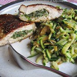 ©Gefülltes Schweinekotelett mit Zucchini-Kreuzkümmel-Salat