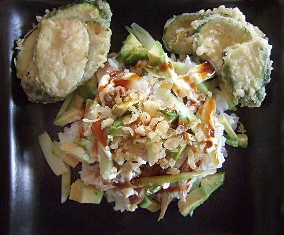 Sushi rijst met makreel, komkommer, avocado en tempura courgette