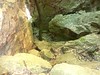 Brèche du Carciara : en contrebas du chemin en RG dans le canyon, un abri(?)