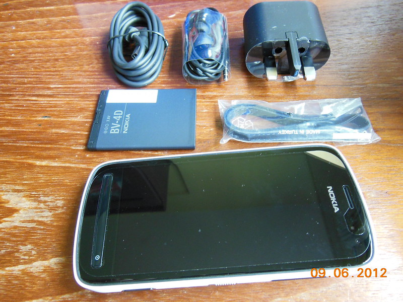 Unboxing the Nokia 808 PureView and first impressions