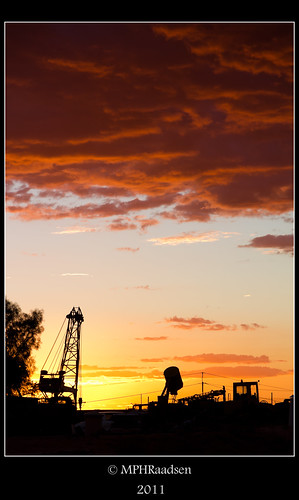 sunset orange silhouette yellow clouds canon eos zonsondergang crane outback southaustralia australie cooberpedy kraan miningequipment 550d 1585mm mraadsen