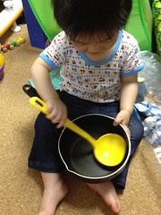 不要となった鍋とおたまがおもちゃになりました (2012/5/24)
