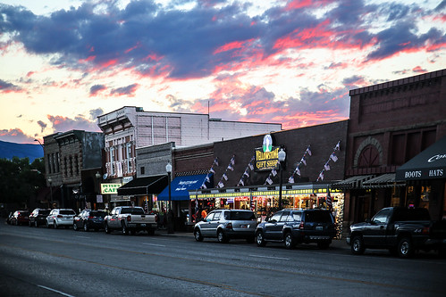 wyoming cody sheridanavenue mainstreet stores shops signs sunset clouds cloudscape wyojones np