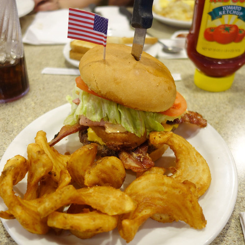 brooklyniowa countrypriderestaurant baconingburger food onionring bacon flag fries sonyrx100ii
