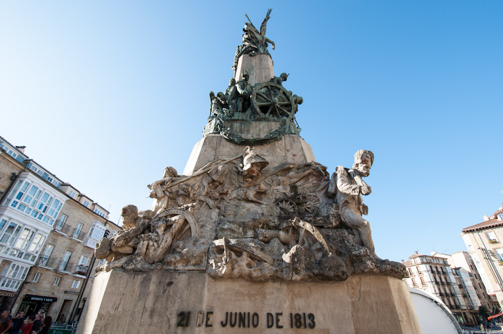 Monumento a la Batalla de Vitoria en la plaza de la Virgen Blanca