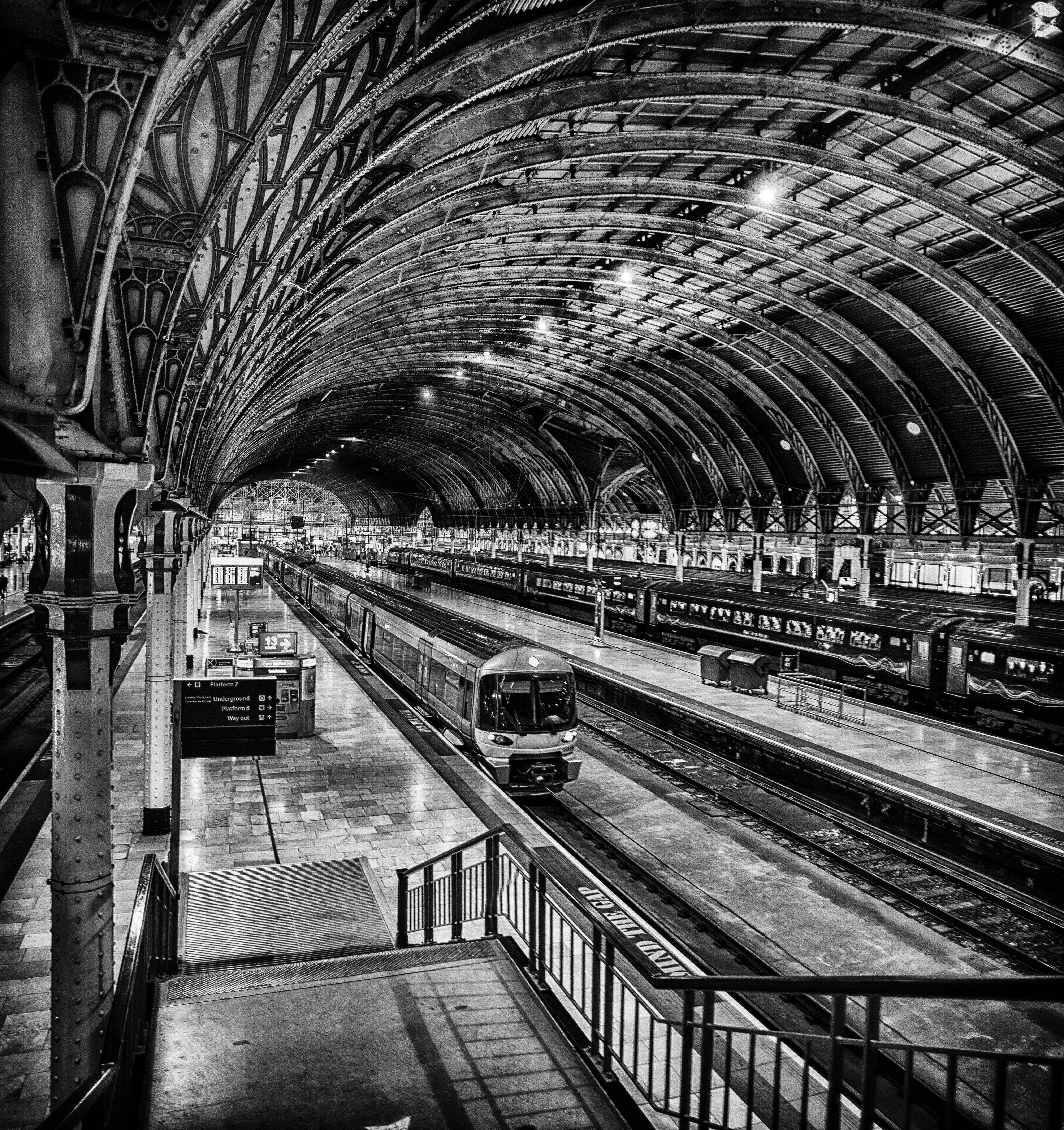 Railways london. Лондон-юстон (станция). Вокзал Кингс кросс в Лондоне. Вокзал Англия 19 век. Железнодорожный вокзал Англия 19 век.