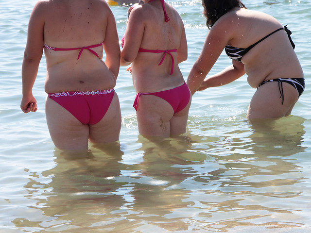 Cellulite_Fat-Women-in-Swimsuit-Beach__IMG_8890